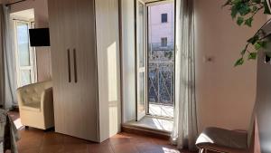 sala de estar con ventana grande con vistas en Maria Lai 4 pax + 1 letto supplementare, en Giuliano di Roma