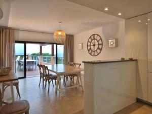 een eetkamer en keuken met een tafel en stoelen bij Winter @Prainha in Alvor