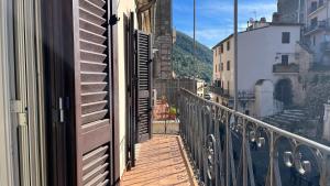 balcón con vistas a la ciudad en Maria Lai 4 pax + 1 letto supplementare, en Giuliano di Roma