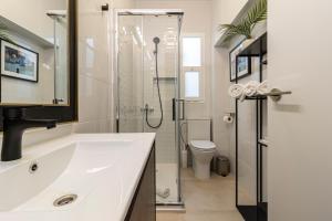 a bathroom with a sink and a shower at El Balcón de la Bodega - Luxurious apartment in Jerez with gym in Jerez de la Frontera