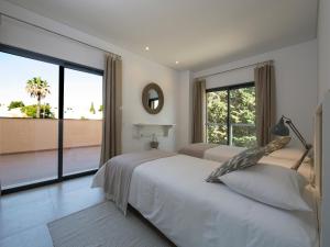 een slaapkamer met twee bedden en een groot raam bij Winter @Prainha in Alvor +105 foto's