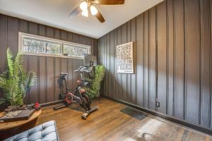 uma sala com um ginásio com uma bicicleta ergométrica em Modern Atlanta Retreat Private Hot Tub and Yard! em Atlanta