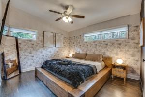 Schlafzimmer mit einem Bett und einem Deckenventilator in der Unterkunft Modern Atlanta Retreat Private Hot Tub and Yard! in Atlanta
