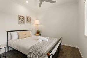 מיטה או מיטות בחדר ב-Cozy 2BR brandnew home at Brown Plains