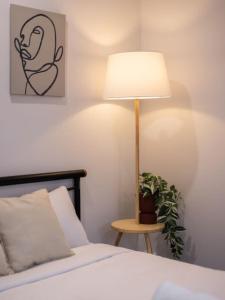1 dormitorio con 1 cama con lámpara y planta en Cozy 2BR brandnew home at Brown Plains, en Browns Plains 7 fotos más