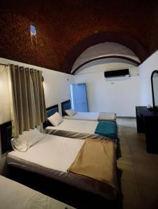 ダハブにあるBlack Prince Hotelの三組のベッド