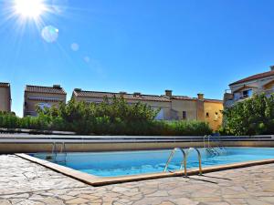 a swimming pool in the middle of a courtyard at Appartement Marseillan-Plage, 3 pièces, 6 personnes - FR-1-387-78 in Marseillan