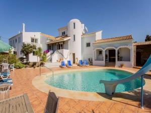 een villa met een zwembad voor een huis bij Stylish Carvoeiro Villa - Short Walk to Resort Centre - Private Pool - Villa Serena - Algarve in Carvoeiro