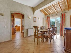 een keuken en eetkamer met een tafel en stoelen bij Stylish Carvoeiro Villa - Short Walk to Resort Centre - Private Pool - Villa Serena - Algarve in Carvoeiro