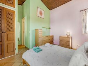een slaapkamer met een bed in een kamer met groene muren bij Stylish Carvoeiro Villa - Short Walk to Resort Centre - Private Pool - Villa Serena - Algarve in Carvoeiro