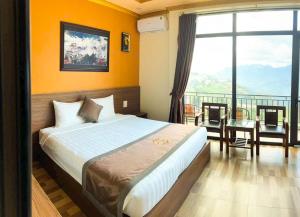 1 dormitorio con cama grande y ventana grande en Song Anh Hotel Sapa en Sa Pa