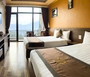 Habitación de hotel con 2 camas y balcón en Song Anh Hotel Sapa en Sa Pa