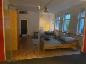 Habitación con 2 camas y pared de cristal. en 140 qm großes Loft mit 2 Schlafzimmern im Fabrikstil, en Gross-Umstadt