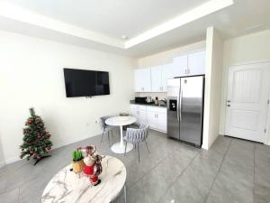 Dapur atau dapur kecil di Private Vacational Cozy Suite