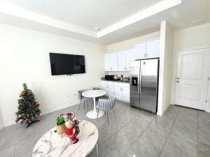 cocina con árbol de Navidad y nevera en Private Vacational Cozy Suite, en Kissimmee