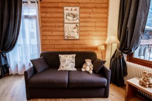 two teddy bears sitting on a couch in a living room at Maison Salina in Samoëns