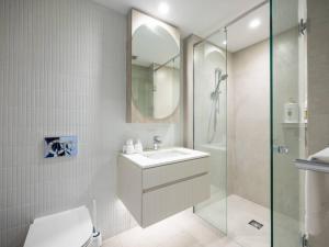 ein Bad mit einem WC, einem Waschbecken und einer Dusche in der Unterkunft Stunning River views 2BR city centre Apt in Brisbane