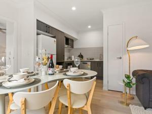 Η κουζίνα ή μικρή κουζίνα στο Tranquil 2BR Retreat with Local Charm and Comfort