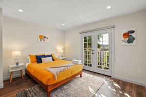 1 dormitorio con 1 cama extragrande y ventana en Captivating 2 Bedroom House W Bbq Near Beach en Los Ángeles