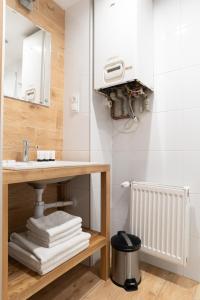 a bathroom with a sink and a mirror at APARTAMENT PRZY RYNKU II in Chełmno