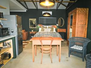 ein Esszimmer mit einem Tisch und einem Bett in der Unterkunft 41 South in Mtunzini