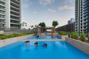 una piscina con un parque infantil con taburetes en un edificio en Sleeps 8 Burj Views Direct Dubai Mall Access, en Dubái