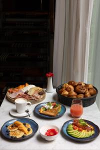 een tafel met borden eten en brood bij Hotel Le Place d'Armes - Relais & Châteaux in Luxemburg