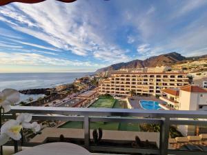 - une vue sur l'océan depuis le balcon d'un complexe dans l'établissement MarketHome Playa la Arena I, à Santiago del Teide