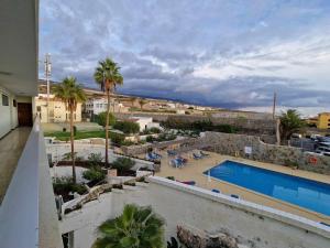 - une vue sur la piscine depuis un bâtiment dans l'établissement MarketHome Playa la Arena I, à Santiago del Teide