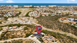 una vista aérea de una ciudad con un globo aerostático en Arashi Palm Villa en Noord