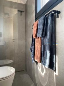 Bilik mandi di Bjarmaland Cottages