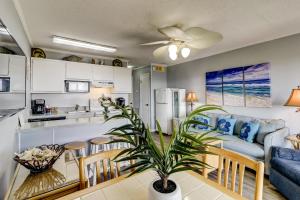 Il dispose d'une cuisine et d'un salon avec un canapé et une table. dans l'établissement 309A Sea Cabin, à Isle of Palms