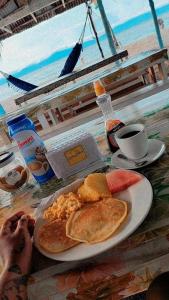 een bord met ontbijtproducten op een tafel bij Cabañas sobre el mar en Guna Yala in Playón Chico