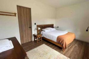 a bedroom with a bed and a nightstand and a bed sidx sidx sidx sidx at Increíble Rancho en Huamantla in Huamantla +22 photos