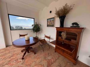 a living room with a table and a piano at Increíble Rancho en Huamantla in Huamantla