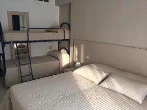 1 Schlafzimmer mit 1 Bett und 2 Etagenbetten in der Unterkunft Appartamento 403 in Messina