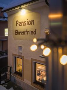 Pension Ehrenfried - Hotel garni في كندبرغ: مبنى عليه لافته مكتوب عليها الاذن الراسخ
