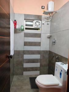 Baño pequeño con aseo y lavamanos en Gerards Home stay Fortkochi, en Kochi