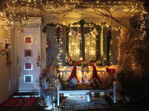 Cette chambre dispose d'une terrasse couverte avec des lumières de Noël. dans l'établissement Chez sarah, à Issenheim