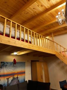 Cama elevada en una sala de estar con escalera en Anna’s cute villas, en Aghia Marina