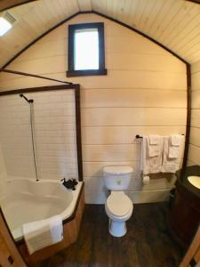 e bagno con vasca, servizi igienici e lavandino. di Tiny Home Cottage Near the Smokies #8 Helga a Sevierville