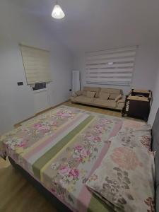 1 dormitorio con 1 cama y 1 sofá en Uludağ manzaralı kış bahçesi, en Panayır