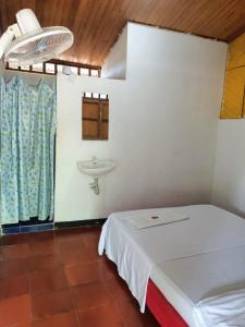 a bedroom with a bed and a sink at Hostal Sol de Verano Doña Lilia in Villavieja