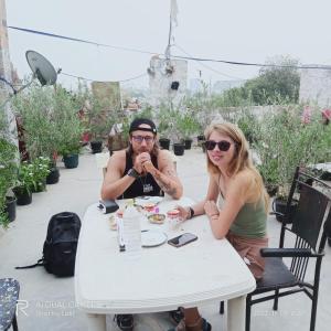 un homme et une femme assis à une table dans l'établissement guest house UGS, à Jodhpur 16 autres photos