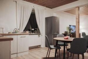 a kitchen and dining room with a table and chairs at Charmantes & offenes Apartment in Ramstein-Miesenbach