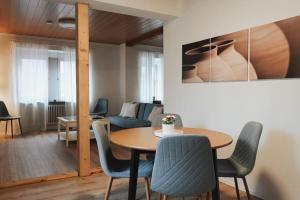 a living room with a table and chairs and a couch at Charmantes & offenes Apartment in Ramstein-Miesenbach +14 photos