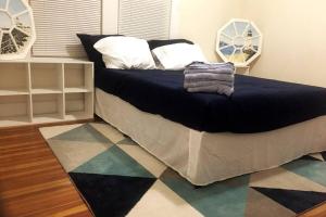 a bedroom with a bed with a blue comforter at Comfy 4 Bed 1 Bath w/ Wi-fi in College Area in Springfield