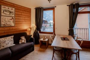 - un salon avec un canapé et une table dans l'établissement Maison Salina, à Samoëns