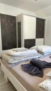 シュチルクにあるApartamenty Olimpijskie Szczyrkのベッド2台が隣同士に設置された部屋です。