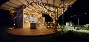 Ecohotel Alma في كالاركا: جناح مع طاولة وكراسي على فناء في الليل